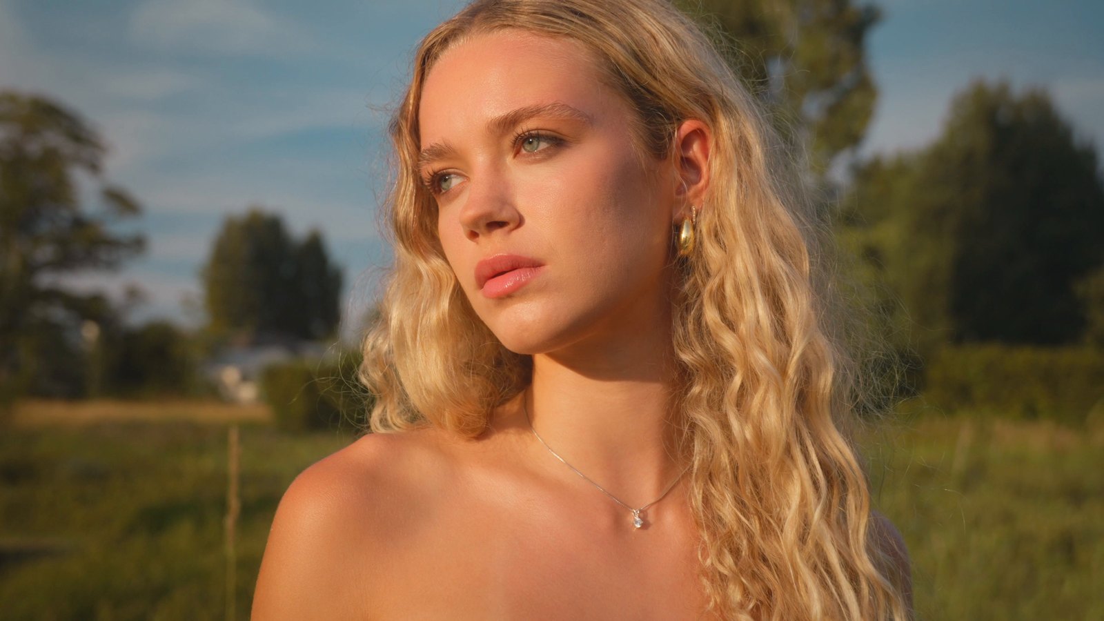Close portrait in the warm hour, the low sun full on the face